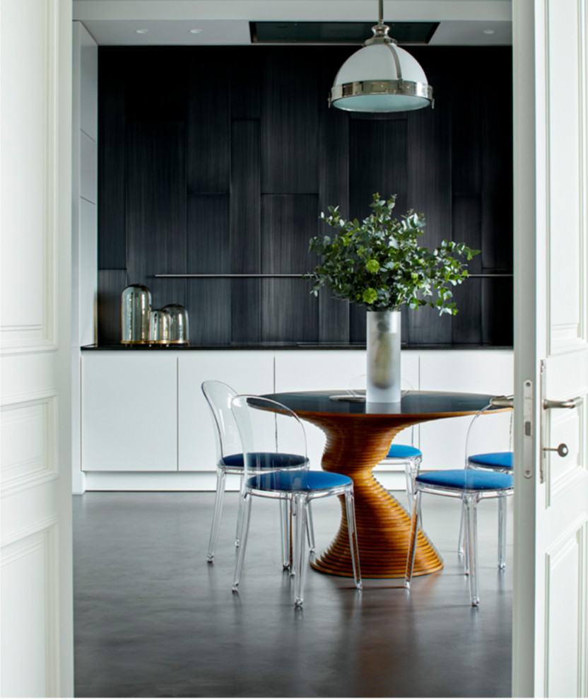 Immagine di una sala da pranzo aperta verso la cucina design di medie dimensioni con pavimento grigio