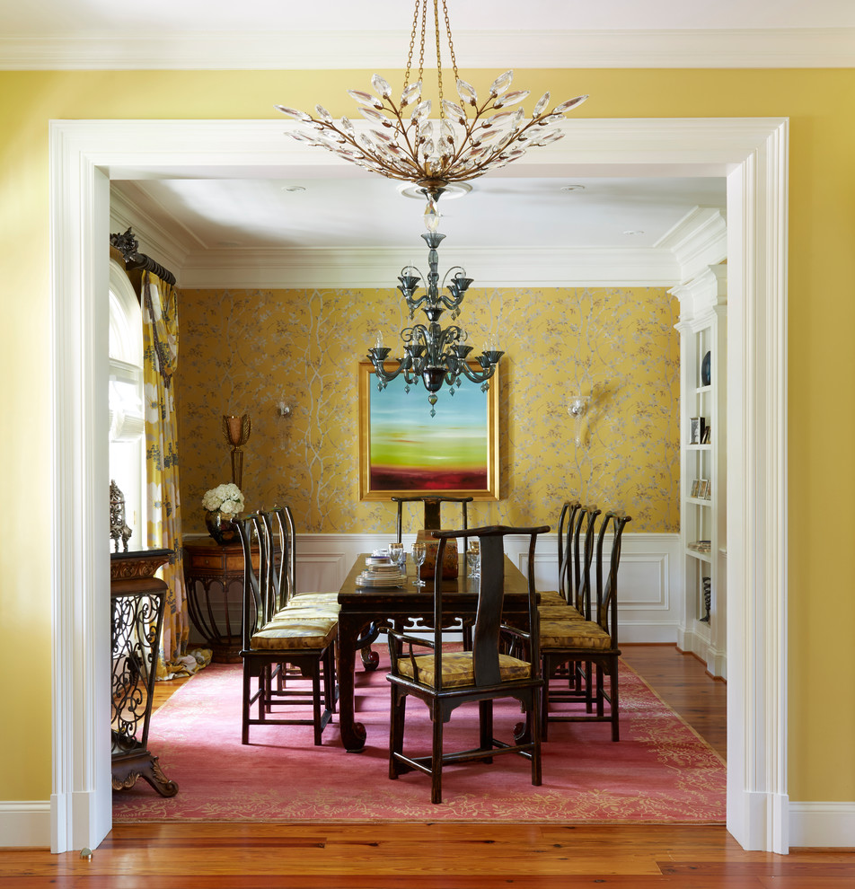 Ejemplo de comedor tradicional cerrado con paredes amarillas, suelo de madera en tonos medios y suelo marrón