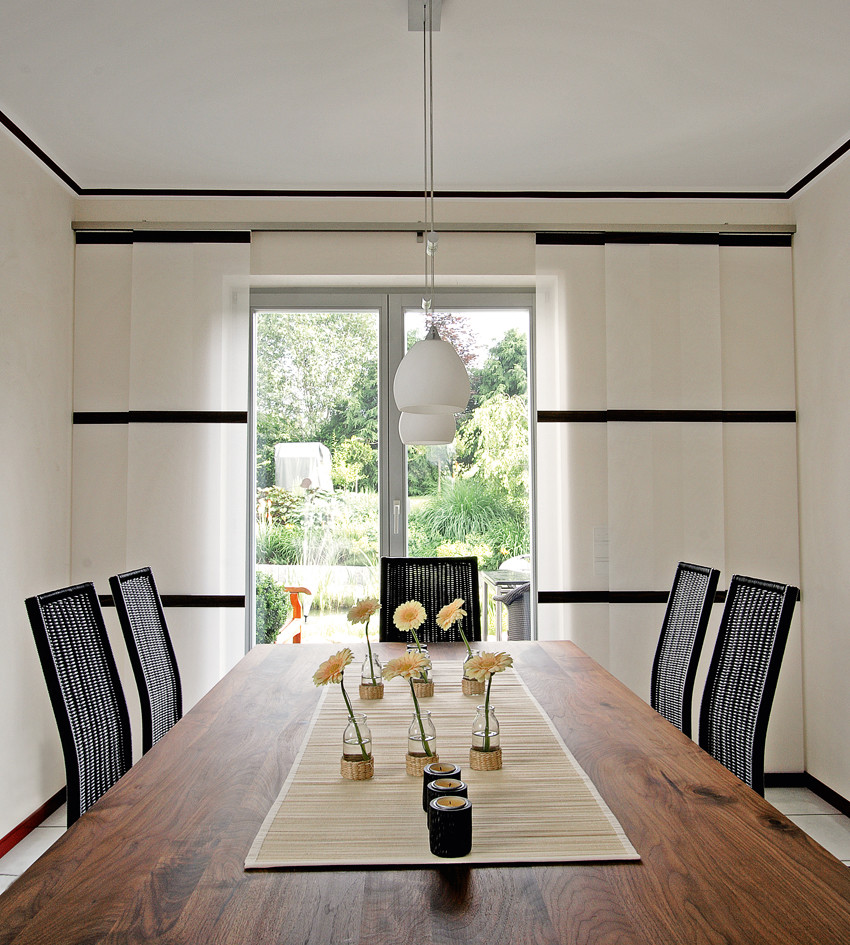 Ispirazione per una sala da pranzo classica di medie dimensioni e chiusa con pareti bianche e pavimento in gres porcellanato