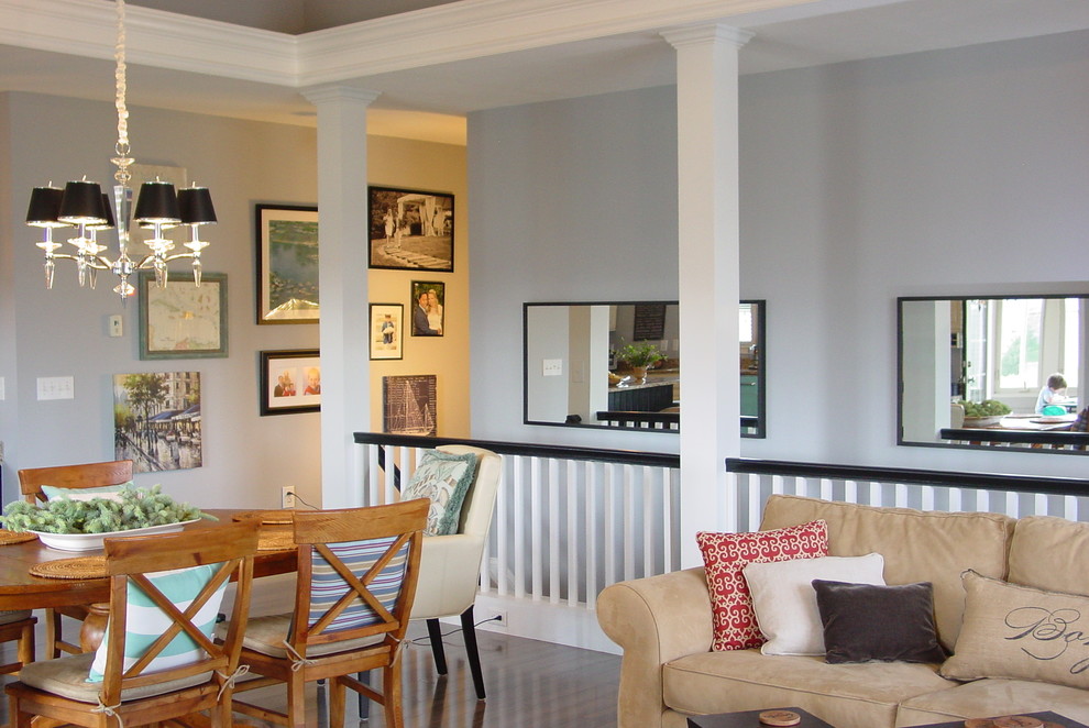 На фото: большая гостиная-столовая в стиле неоклассика (современная классика) с серыми стенами, темным паркетным полом и коричневым полом без камина с