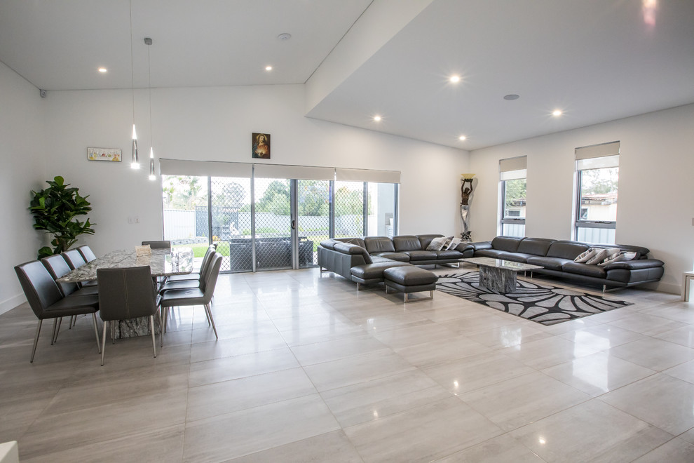 Exemple d'une grande salle à manger moderne avec un mur blanc, un sol en carrelage de porcelaine et un sol gris.
