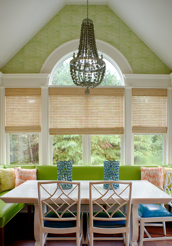 Свежая идея для дизайна: столовая в морском стиле с зелеными стенами - отличное фото интерьера