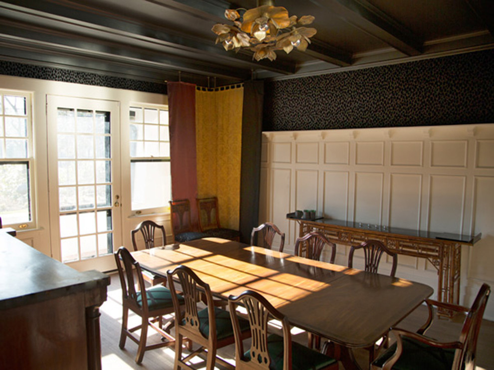 Foto di una sala da pranzo bohémian chiusa e di medie dimensioni con pareti multicolore, pavimento in legno massello medio, camino classico e cornice del camino in legno