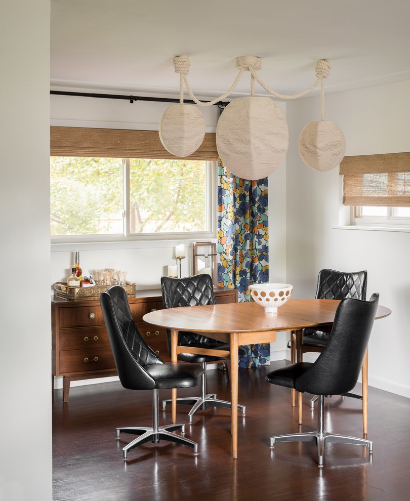 Foto di una piccola sala da pranzo minimalista chiusa con parquet scuro, pareti bianche, nessun camino e pavimento marrone
