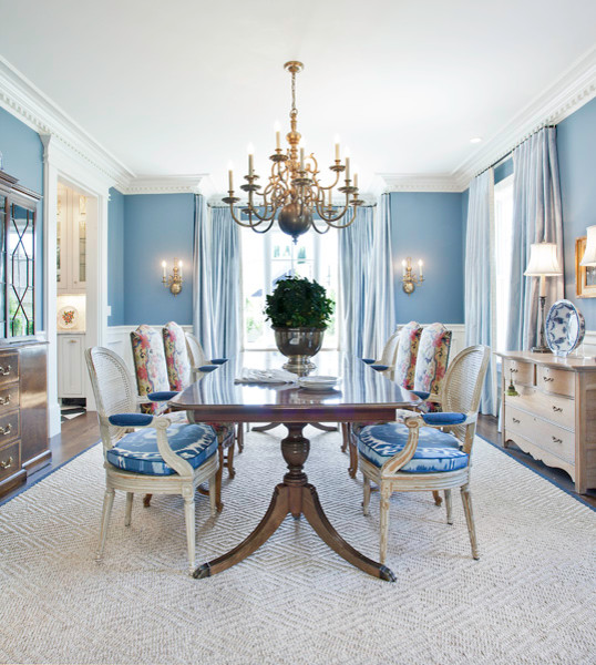 Ispirazione per un'ampia sala da pranzo aperta verso la cucina classica con pareti blu e parquet scuro