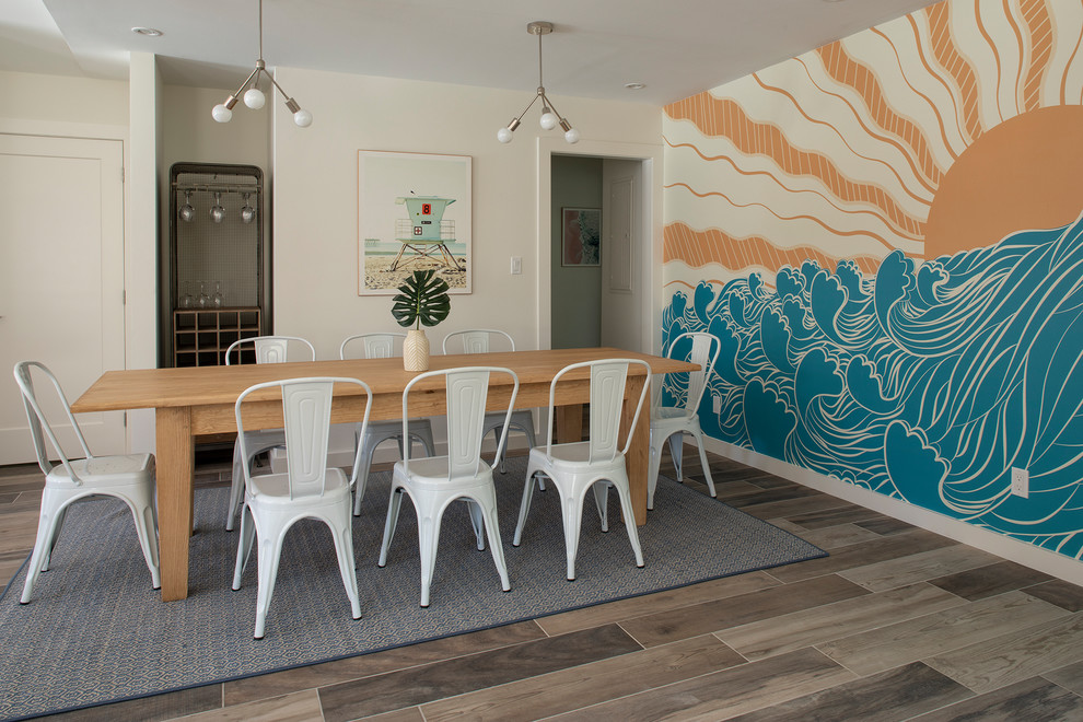 Idee per una sala da pranzo aperta verso il soggiorno stile marino di medie dimensioni con pareti multicolore, pavimento con piastrelle in ceramica e pavimento marrone