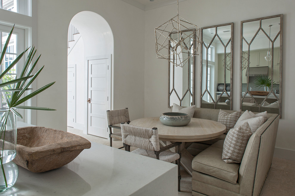 Foto di una sala da pranzo aperta verso la cucina classica di medie dimensioni con pareti bianche, pavimento beige, pavimento in travertino e nessun camino