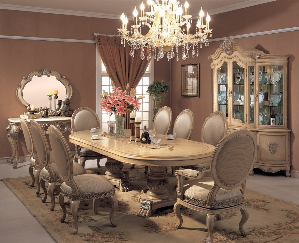 Inspiration for a timeless dining room remodel in Orange County