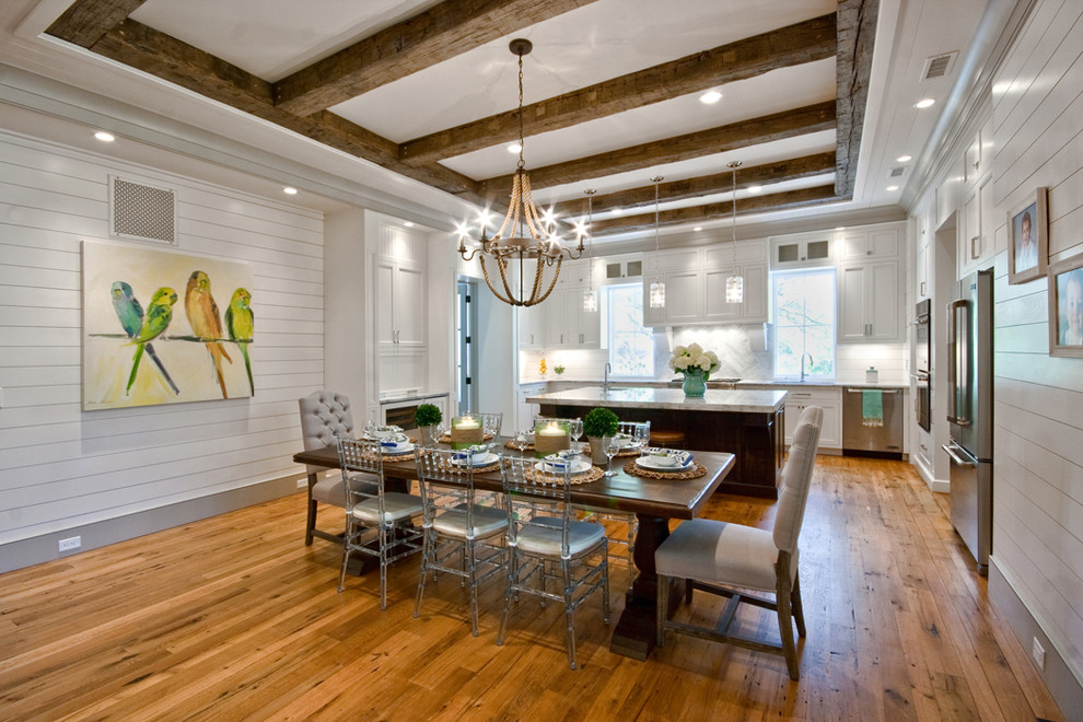 Idee per una sala da pranzo aperta verso la cucina tropicale di medie dimensioni con pareti bianche e pavimento in legno massello medio