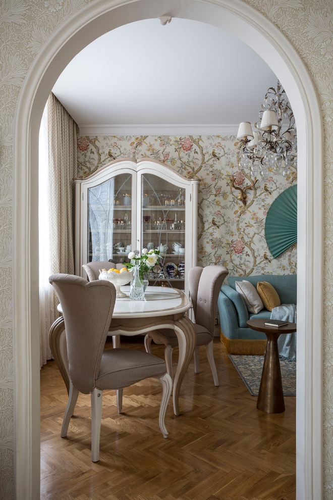 Ispirazione per una piccola sala da pranzo aperta verso il soggiorno tradizionale con pareti multicolore e pavimento multicolore