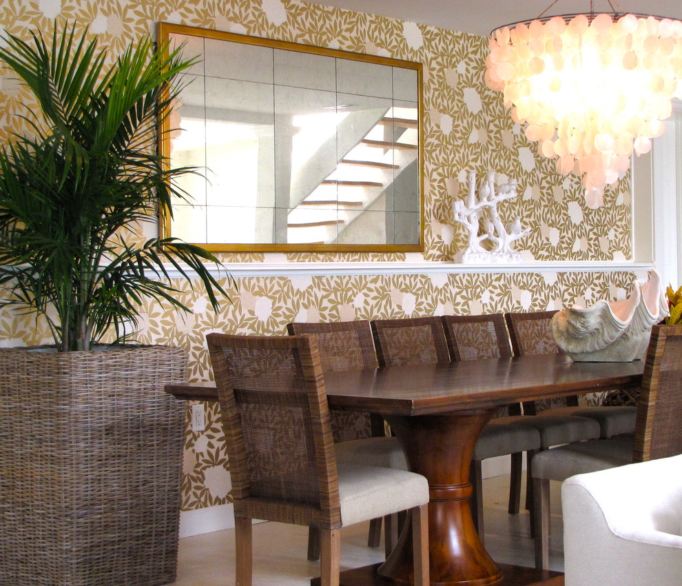 Свежая идея для дизайна: гостиная-столовая в морском стиле с серебряными стенами и светлым паркетным полом - отличное фото интерьера