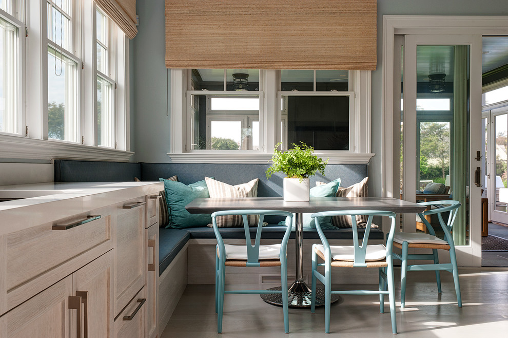 Foto di una sala da pranzo aperta verso la cucina classica con pareti blu