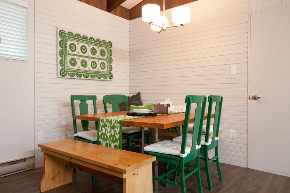 Exemple d'une salle à manger romantique avec un mur blanc et parquet foncé.