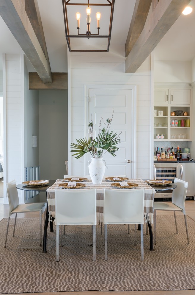 Idee per una sala da pranzo aperta verso il soggiorno costiera di medie dimensioni con pareti bianche, parquet scuro e pavimento marrone