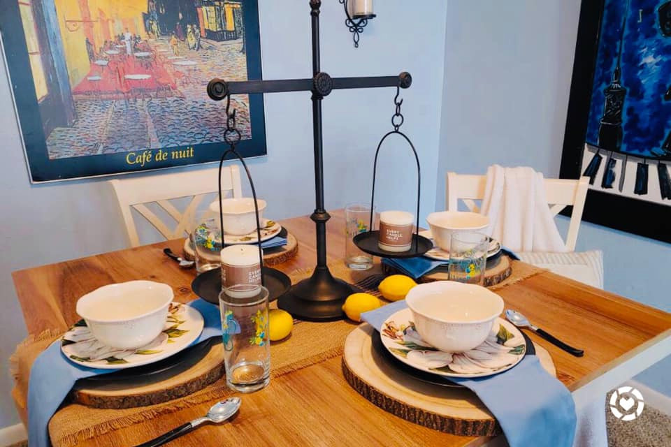 Diseño de comedor rural con con oficina, paredes azules y moqueta