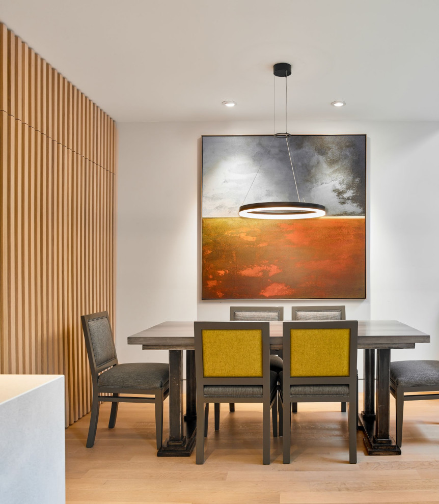 Idées déco pour une grande salle à manger ouverte sur la cuisine contemporaine avec un mur blanc, un sol en bois brun et un sol beige.