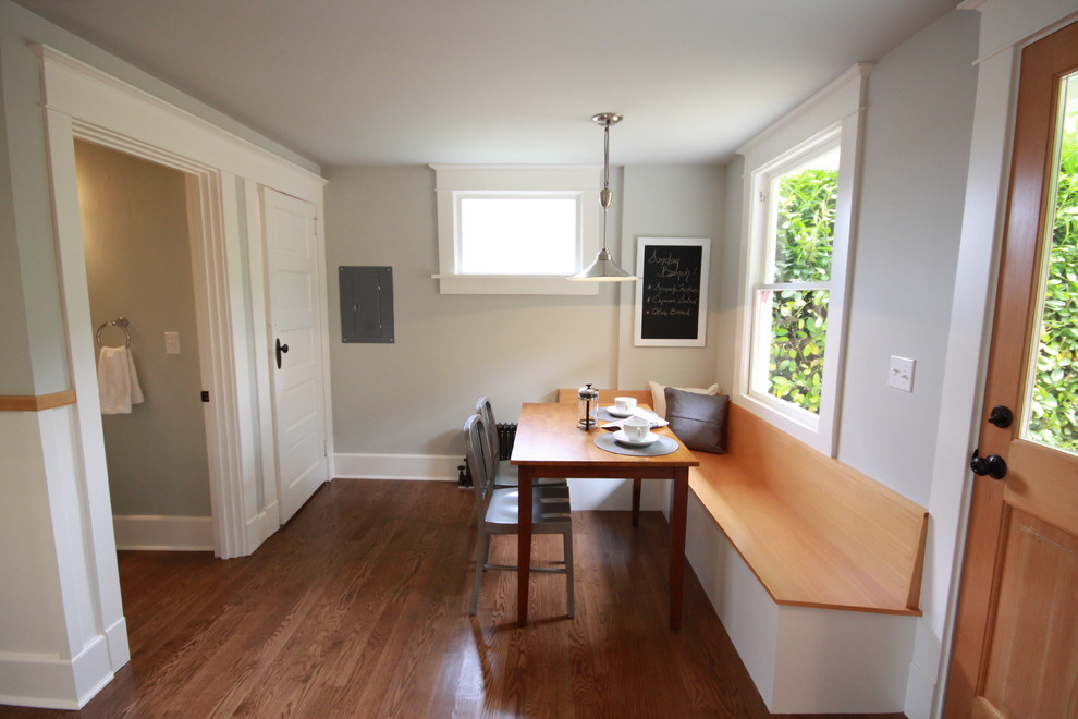 На фото: столовая в современном стиле с серыми стенами и паркетным полом среднего тона