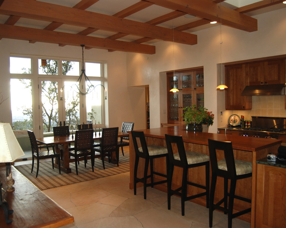 Ispirazione per una sala da pranzo aperta verso la cucina minimal di medie dimensioni con pareti beige