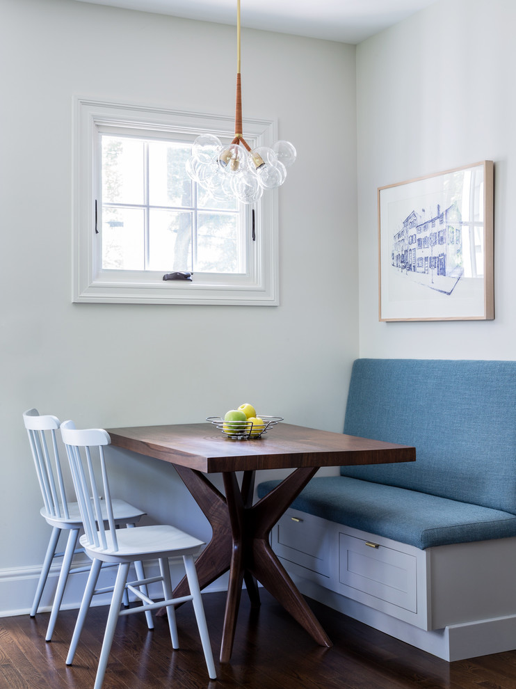 Aménagement d'une petite salle à manger classique avec parquet foncé, un sol marron, un mur gris et aucune cheminée.