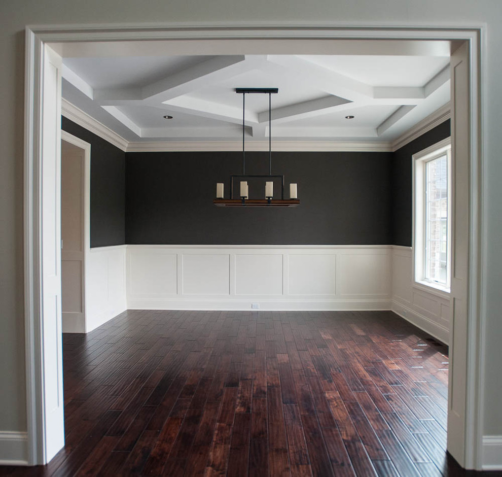 Cette photo montre une salle à manger tendance fermée et de taille moyenne avec un mur gris, parquet foncé et aucune cheminée.