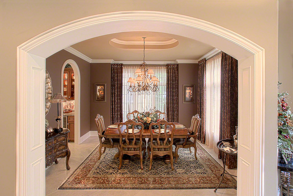 Источник вдохновения для домашнего уюта: отдельная столовая среднего размера в классическом стиле с коричневыми стенами и полом из керамической плитки без камина