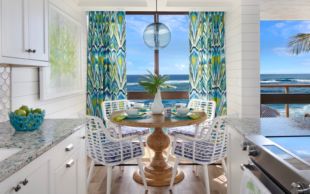 Offenes Maritimes Esszimmer mit weißer Wandfarbe, braunem Holzboden und braunem Boden in Hawaii