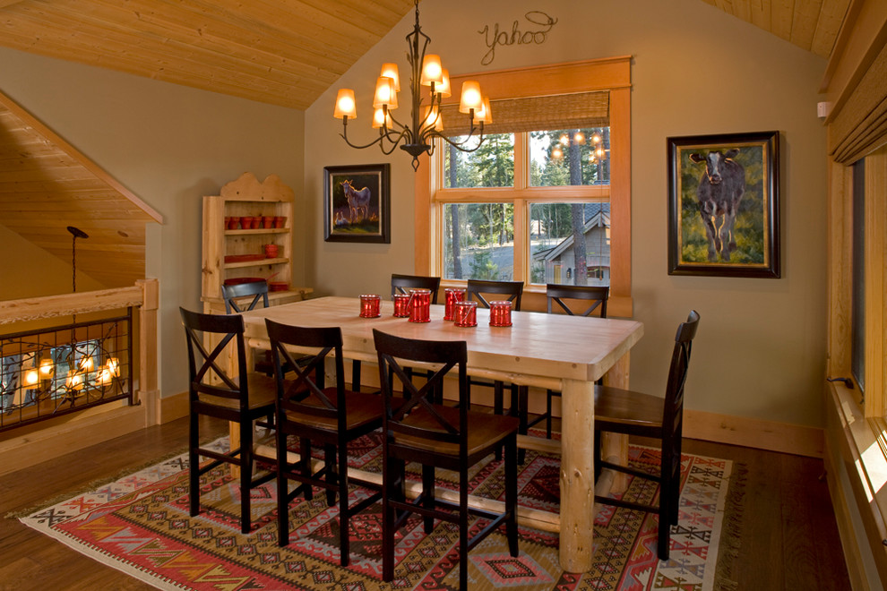 Cette photo montre une salle à manger montagne avec un mur vert, parquet foncé, aucune cheminée et un sol marron.