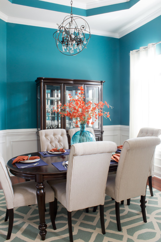 Esempio di una sala da pranzo minimal chiusa e di medie dimensioni con pareti blu, pavimento in legno massello medio, nessun camino e pavimento marrone