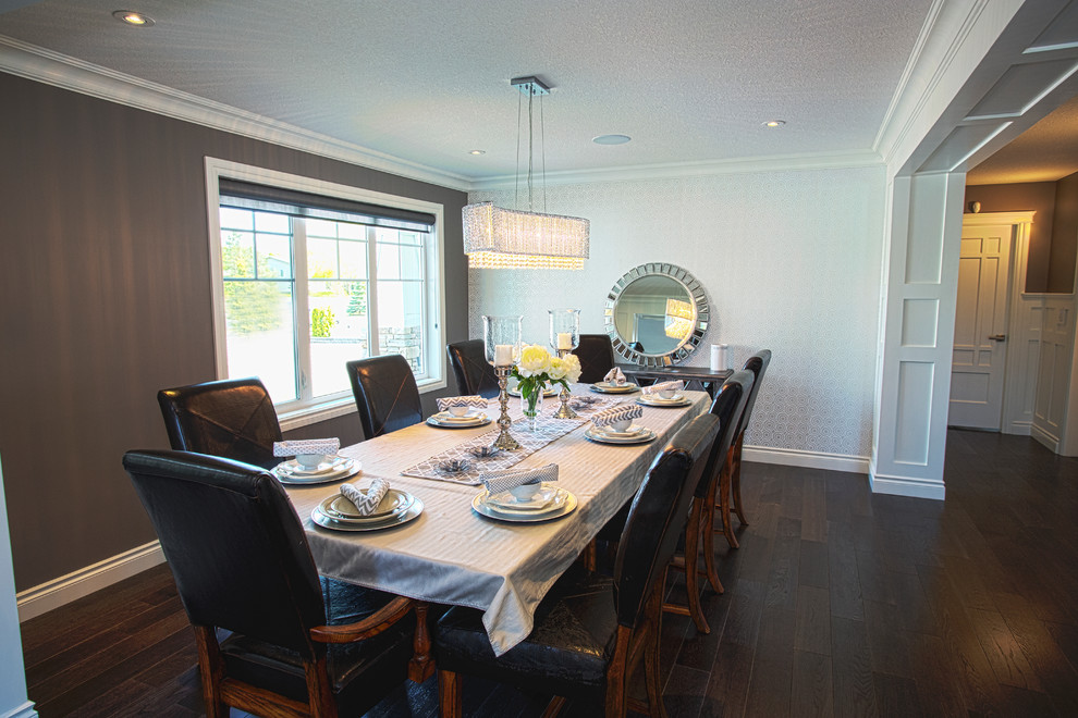 Immagine di una grande sala da pranzo aperta verso il soggiorno american style con pareti bianche