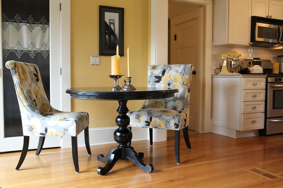 Пример оригинального дизайна: маленькая гостиная-столовая в современном стиле с желтыми стенами и светлым паркетным полом для на участке и в саду