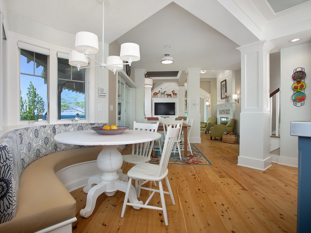 Klassische Wohnküche mit weißer Wandfarbe und braunem Holzboden in Grand Rapids