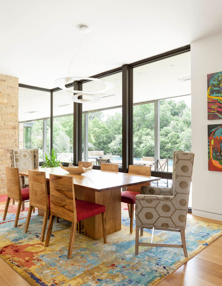 Modernes Esszimmer mit weißer Wandfarbe und hellem Holzboden in Dallas