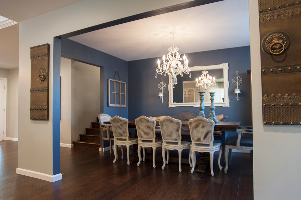 Cette image montre une salle à manger bohème de taille moyenne avec un mur bleu et parquet foncé.