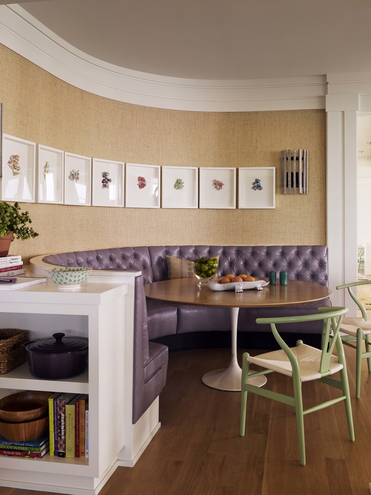 Immagine di una grande sala da pranzo aperta verso la cucina costiera con pareti bianche e parquet chiaro