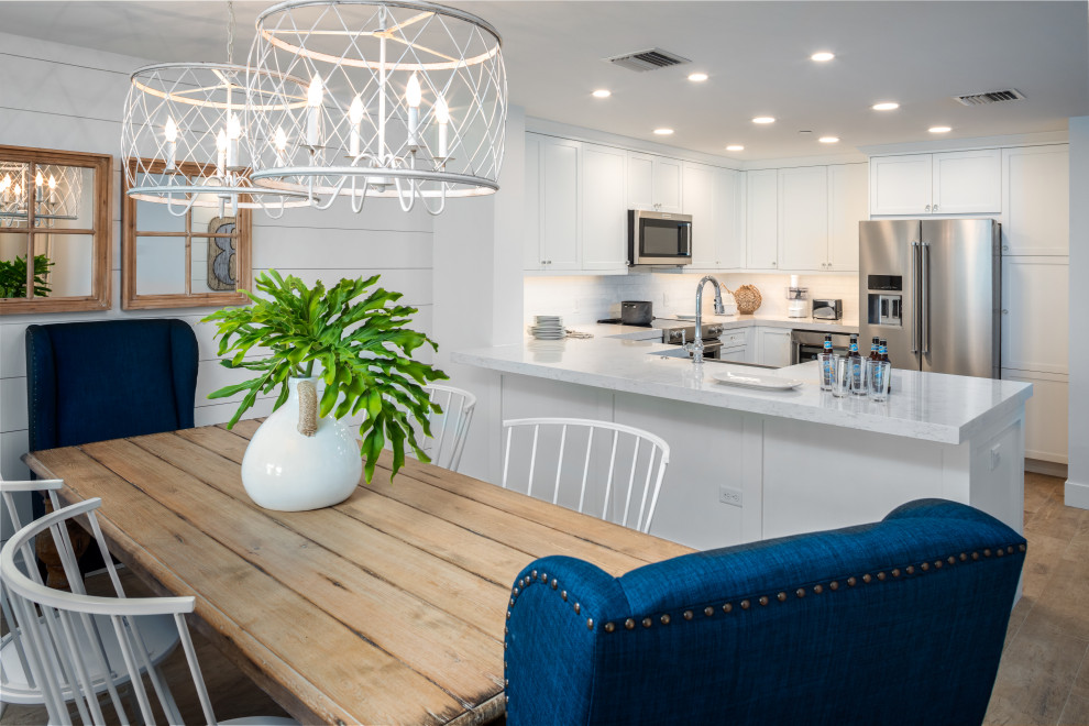 Mittelgroße Landhausstil Wohnküche mit weißer Wandfarbe, buntem Boden und Holzwänden in Tampa