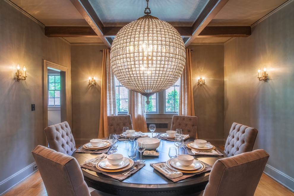 Aménagement d'une salle à manger classique fermée avec un mur gris, un sol en bois brun et un sol marron.