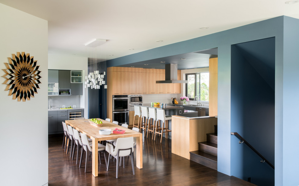 Пример оригинального дизайна: гостиная-столовая в современном стиле с синими стенами, темным паркетным полом и коричневым полом