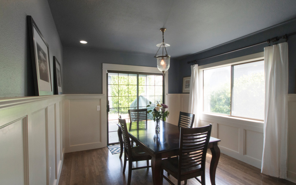 Aménagement d'une salle à manger classique fermée et de taille moyenne avec un mur bleu et un sol en bois brun.