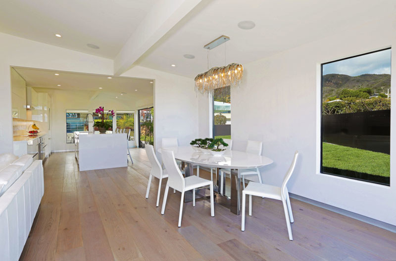 Свежая идея для дизайна: гостиная-столовая среднего размера в стиле модернизм с белыми стенами и светлым паркетным полом - отличное фото интерьера