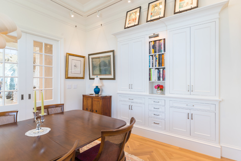 Источник вдохновения для домашнего уюта: гостиная-столовая среднего размера в классическом стиле с светлым паркетным полом, оранжевым полом и белыми стенами без камина