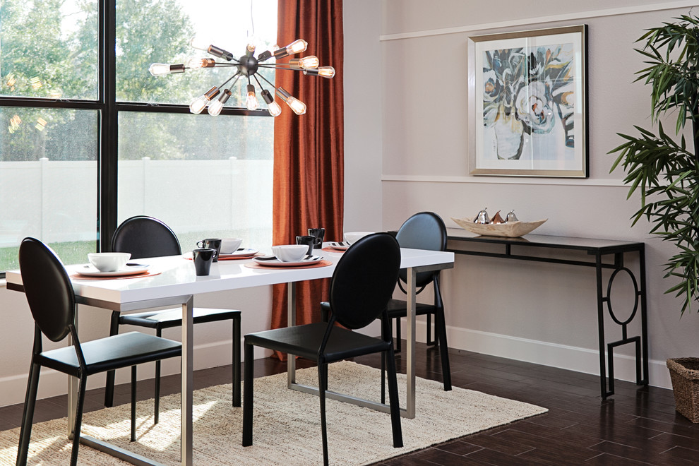 Идея дизайна: гостиная-столовая среднего размера в современном стиле с серыми стенами, полом из керамогранита и коричневым полом без камина