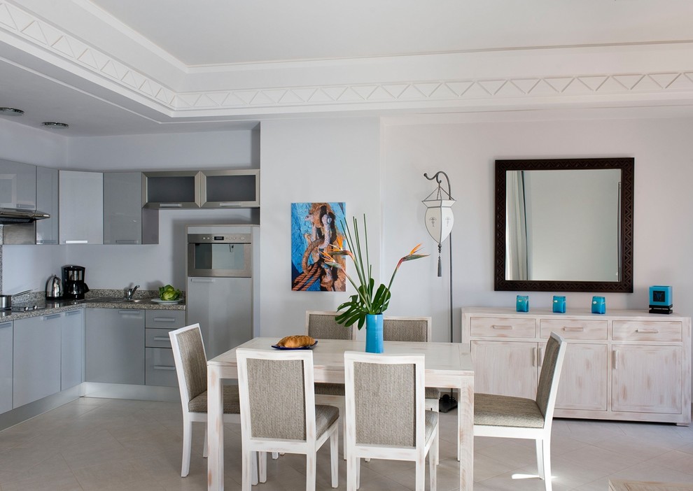 Moderne Wohnküche mit grauer Wandfarbe in Sonstige