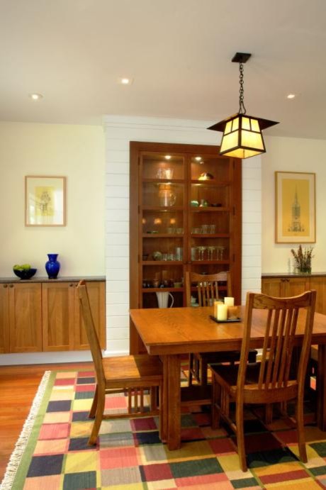 Exemple d'une salle à manger ouverte sur la cuisine craftsman de taille moyenne avec un sol en bois brun, un mur beige et un sol marron.