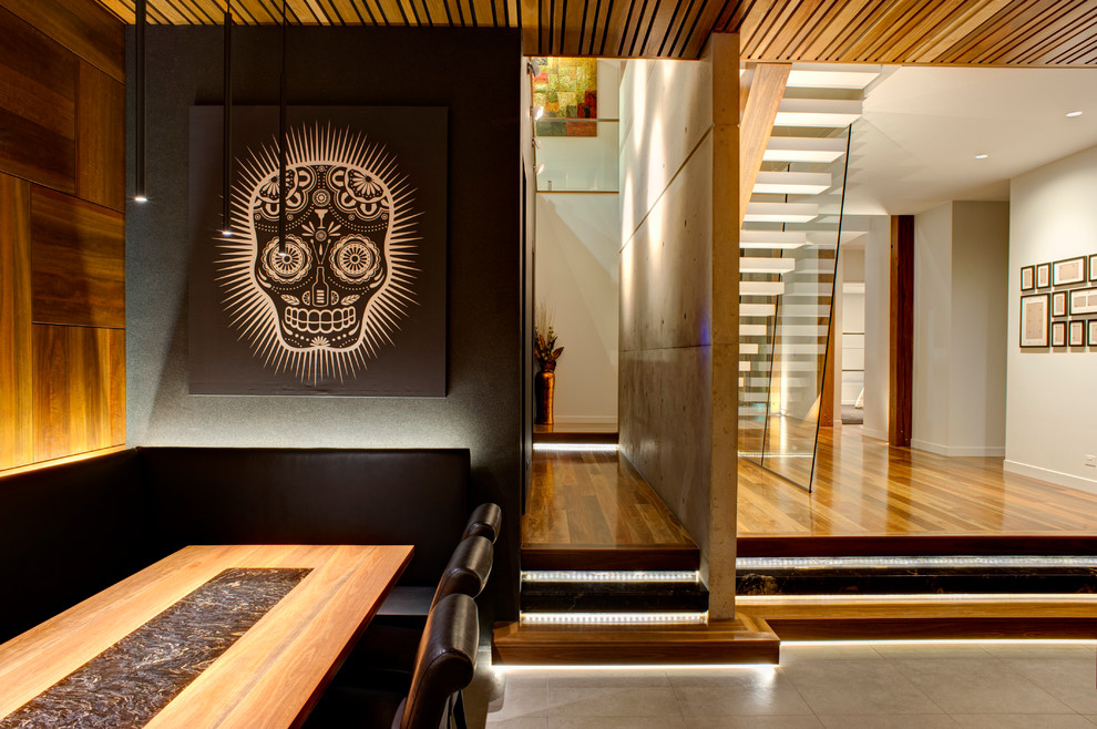 Modernes Esszimmer mit braunem Holzboden in Gold Coast - Tweed