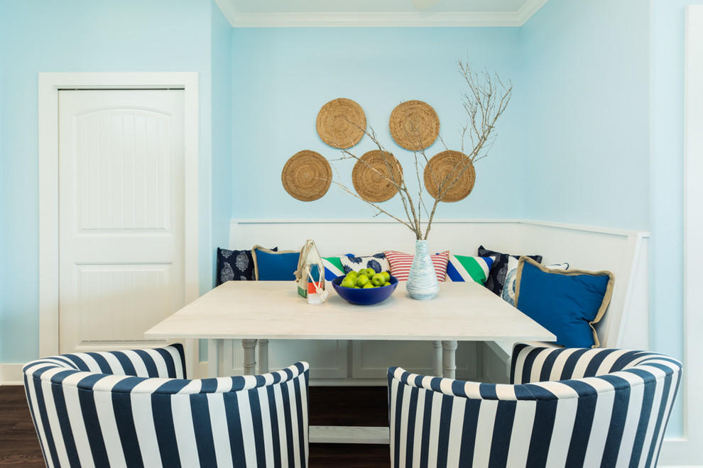Идея дизайна: столовая среднего размера в морском стиле с синими стенами, полом из ламината и коричневым полом