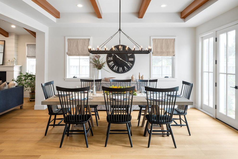 Cette image montre une salle à manger rustique avec un mur gris, parquet clair et du lambris de bois.