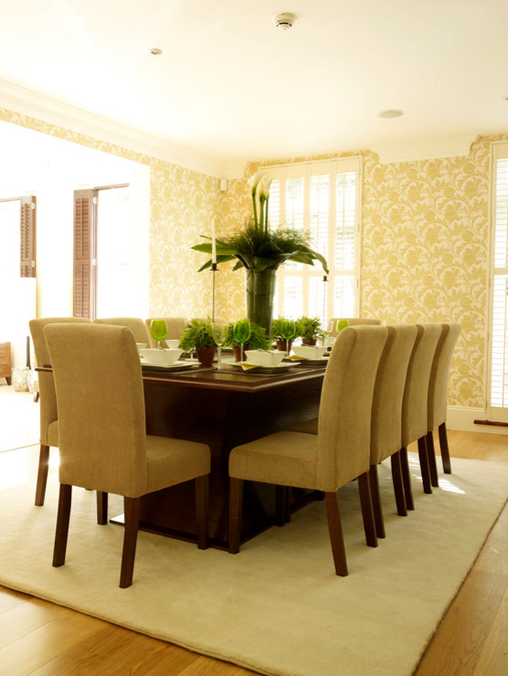 Ispirazione per una grande sala da pranzo aperta verso il soggiorno minimal con parquet chiaro