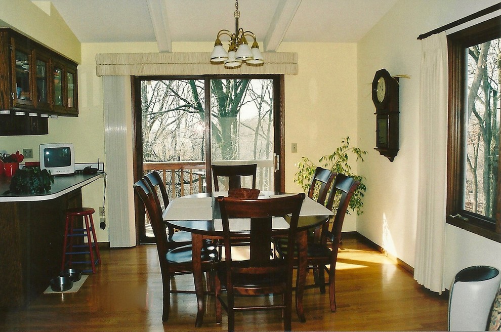 На фото: отдельная столовая среднего размера в стиле неоклассика (современная классика) с бежевыми стенами, темным паркетным полом и коричневым полом