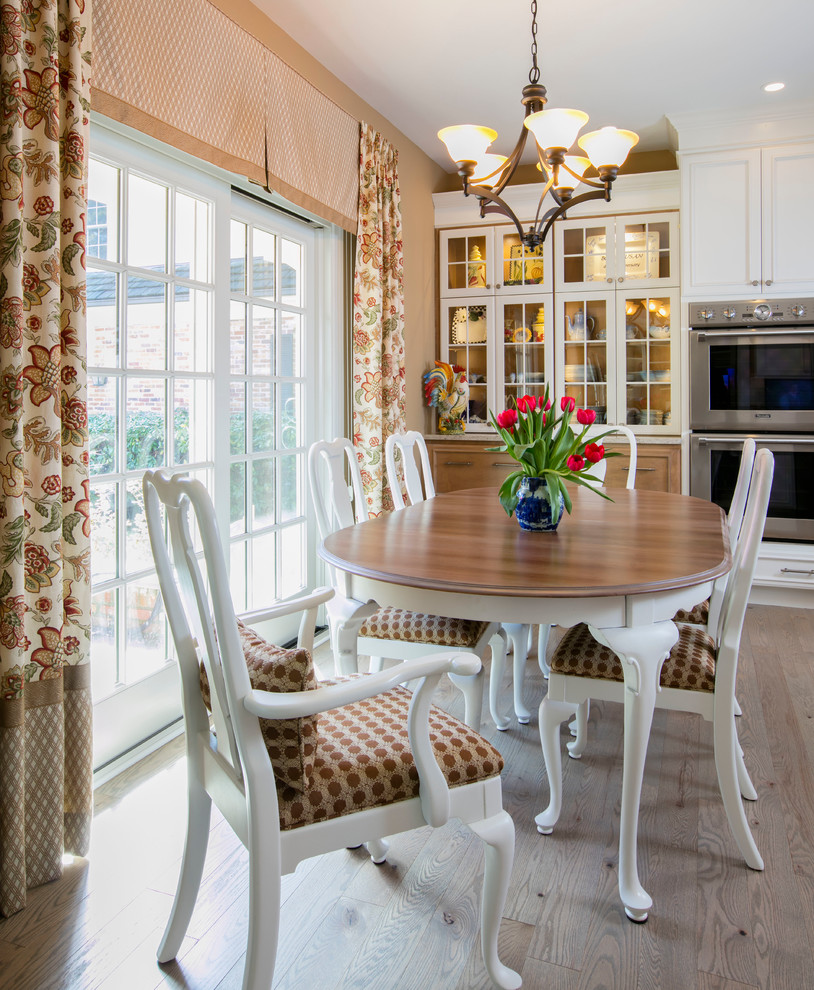 На фото: кухня-столовая среднего размера в классическом стиле с бежевыми стенами, светлым паркетным полом и коричневым полом без камина с