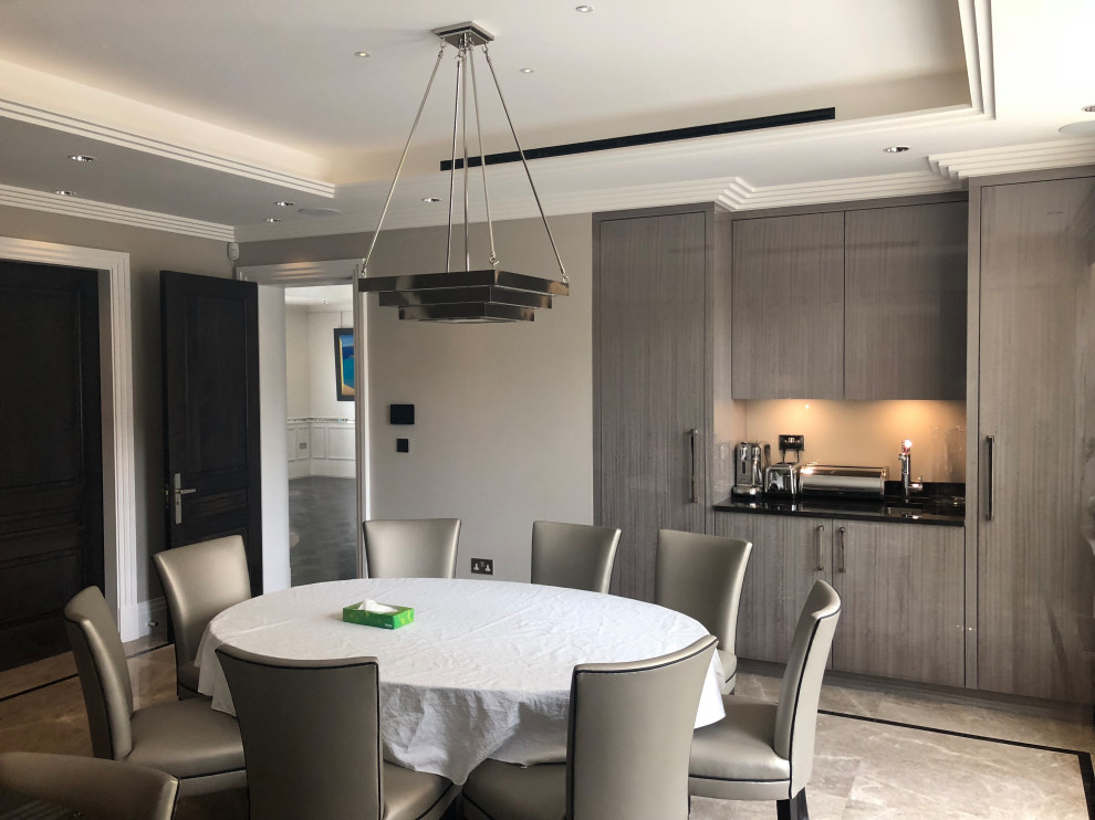 Idee per una piccola sala da pranzo aperta verso la cucina moderna con pareti beige, pavimento in marmo, nessun camino e pavimento grigio
